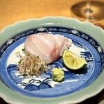 日本料理FUJI - ■クエ
      これまた、この日だからこそ楽しめる一品。
      究極の鮮度を目指す前田さんが、「寝かせ」でストックしていた30kg超。
      厚切りにするので、残るスジはしゃぶしゃぶする事で、柔らかく。美味。