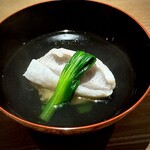 日本料理FUJI - ■メバルとじゃがいも饅頭のお椀
      ブワッと香る鰹出汁は、なんともふくよか♪
      とろりとしたメバルに、このじゃがいも饅頭の甘さも、より心地よいお椀に昇華させてくれます。