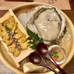 網元の宿 ろくや - 別注の生牡蠣、板うに。牡蠣がでかすぎる。