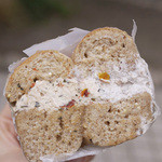 マルイチベーグル - 「セブングレインハニー」で、「ドライトマトクリームチーズ」と「ブルーベリートーフクリームチーズ」サンド