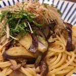 ハシヤ - なすとしめじ（お醤油バター風味）みょうが・新しょうが・大葉・おかかのせ　大盛