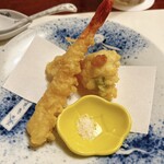 梅の花 - 海老の天婦羅と鱧の変わり揚げ
