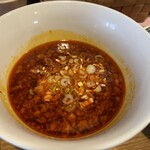 中華蕎麦 はざま - つけ汁アップ　程よいピリ辛　そのままスープとしても美味しい