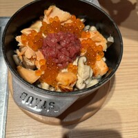 うしうらら - ユッケと秋鮭、イクラ、茸の炊き込みご飯ご飯
