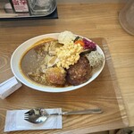FRESH STREET CURRY - チキンカレーにチーズ、マヨタク、夏野菜のロースト、マッシュポテト、サバネギ旨味ペースト、ハンバーグ乗せ