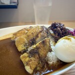 FRESH STREET CURRY - チキンカレーに、にん肉ピリ辛ボール、半熟タマゴの組み合わせ