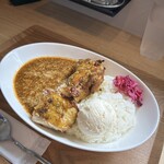 FRESH STREET CURRY - チキンカレーにチーズ、マッシュポテトの組み合わせ