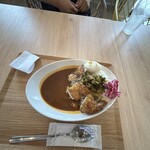 FRESH STREET CURRY - チキンカレーに半熟タマゴと高菜ゴマ炒めの組み合わせ
