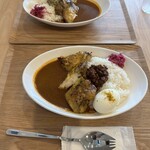 FRESH STREET CURRY - チキンカレーににん肉ピリ辛ボール、半熟タマゴの組み合わせ