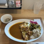 FRESH STREET CURRY - チキンカレーにサバネギ旨味ペーストダブル、高菜ゴマ油炒めの組み合わせ