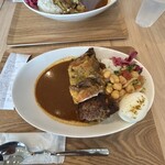 FRESH STREET CURRY - チキンカレーに半熟タマゴ、ひよこ豆のサラダ、追いハンバーグの組み合わせ
