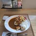 FRESH STREET CURRY - チキンカレーに半熟タマゴ、ひよこ豆のサラダの組み合わせ