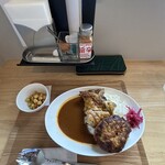 FRESH STREET CURRY - チキンカレーに追いハンバーグ、ひよこ豆のサラダの組み合わせ