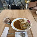 FRESH STREET CURRY - チキンカレーにサバネギ旨味ペースト、クラフトコーラの組み合わせ