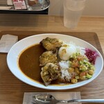 FRESH STREET CURRY - チキンカレーに半熟タマゴ、ひよこ豆のサラダの組み合わせ