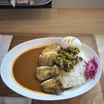 FRESH STREET CURRY - チキンカレーに半熟タマゴ、高菜ゴマ油炒めの組み合わせ