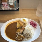 FRESH STREET CURRY - チキンカレーに半熟タマゴ、サバネギ旨味ペーストの組み合わせ