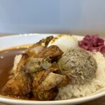 FRESH STREET CURRY - チキンカレーにサバネギ旨味ペースト、半熟タマゴの組み合わせ