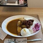 FRESH STREET CURRY - チキンカレーに半熟タマゴ、にん肉ピリ辛ボールの組み合わせ