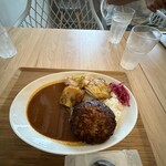 FRESH STREET CURRY - チキンカレーに追いハンバーグの組み合わせ