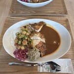 FRESH STREET CURRY - チキンカレーにサバネギ旨味ペースト、ひよこ豆のサラダの組み合わせ