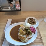 FRESH STREET CURRY - チキンカレーにマッシュポテト、高菜ゴマ油炒め、追いハンバーグの組み合わせ