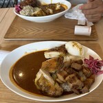 FRESH STREET CURRY - チキンカレーに半熟タマゴ、追いポークの組み合わせ