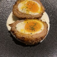 洋食ビストロ 一方美人 - トリフホワイトソースのスコッチエッグ♪
