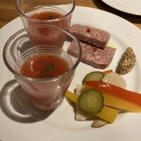 洋食ビストロ 一方美人 - パテ、冷製ガスパチョ&野菜のピクルスの前菜3種♪