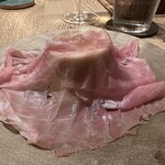 Itsuki - 蒸した赤茄子（熊本）　すりたての生ハム　生ハムの熟成香が熱々の赤茄子のジュースとからまりとけるような味わい。