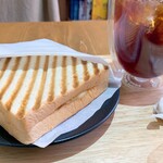 ゲット ベター コーヒー＆サンドイッチ - ほぐし豚と蓮根のホットサンドハーフ　ケニアのアイスコーヒーがめちゃうまでした。こんなに香るなんて。嫌な苦味もないし天才。