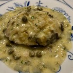 横浜うかい亭 - 鮑のステーキにクリーミーなソースがかかっています。ボリューム感があり、柔らかくて絶品です。なかなかこんなに大きな鮑に巡り会えません、