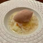 横浜うかい亭 - デザートは2階のフロアに移動。桃とアイスクリームのシャンパンかけ。大人の味です。