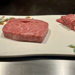横浜うかい亭 - 鉄板で焼く前の牛肉。とても綺麗です。