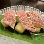 横浜うかい亭 - 調理前のカサゴ。