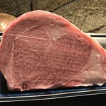 横浜うかい亭 - 本日のお肉は極上サーロイン。きめ細かなサシが入っている。