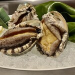 横浜うかい亭 - 鮑のステーキ。これから鉄板で焼いてくれます。