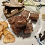 横浜うかい亭 - サーロインステーキ。揚げニンニク、ホースラディッシュと粒胡椒がそえられています。