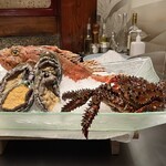 横浜うかい亭 - 本日の食材。カサゴ、鮑、花咲蟹が盛られている。、