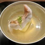 横浜うかい亭 - カサゴの切り身の入ったお吸い物。