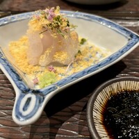 五本木 響 - タイの刺身カラスミ乗せ、海苔醤油