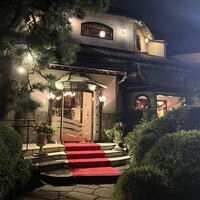 横浜うかい亭 - 横浜うかい亭の正面玄関。風格ある洋館で豪華な雰囲気です。