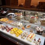 パティスリーマサ - ショーケースの様子。