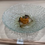 すし処 とし - 昆布水仕立てのくず素麺鮑と雲丹のせ