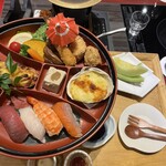 きじま 戸塚本陣 - すこやか御前。器の大きさにビックリ！　お寿司４貫、グラタン、唐揚げ、ハンバーグ、エビフライ、フルーツ（メロン）などなど。