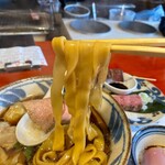 中華そば 鴨福 - 特製中華醤油の麺リフトアップ