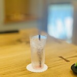 柚木元 - フィンガーライムのジンソーダ（バイロンサンライズ）