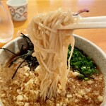 手打ちそば 舞鶴 - しっかりと角が立った見事な細切り