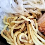 とらきち家 光 - 麺を引っ張り出す