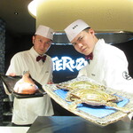 照寿司 - このポーズも修行、渡り蟹・甘鯛